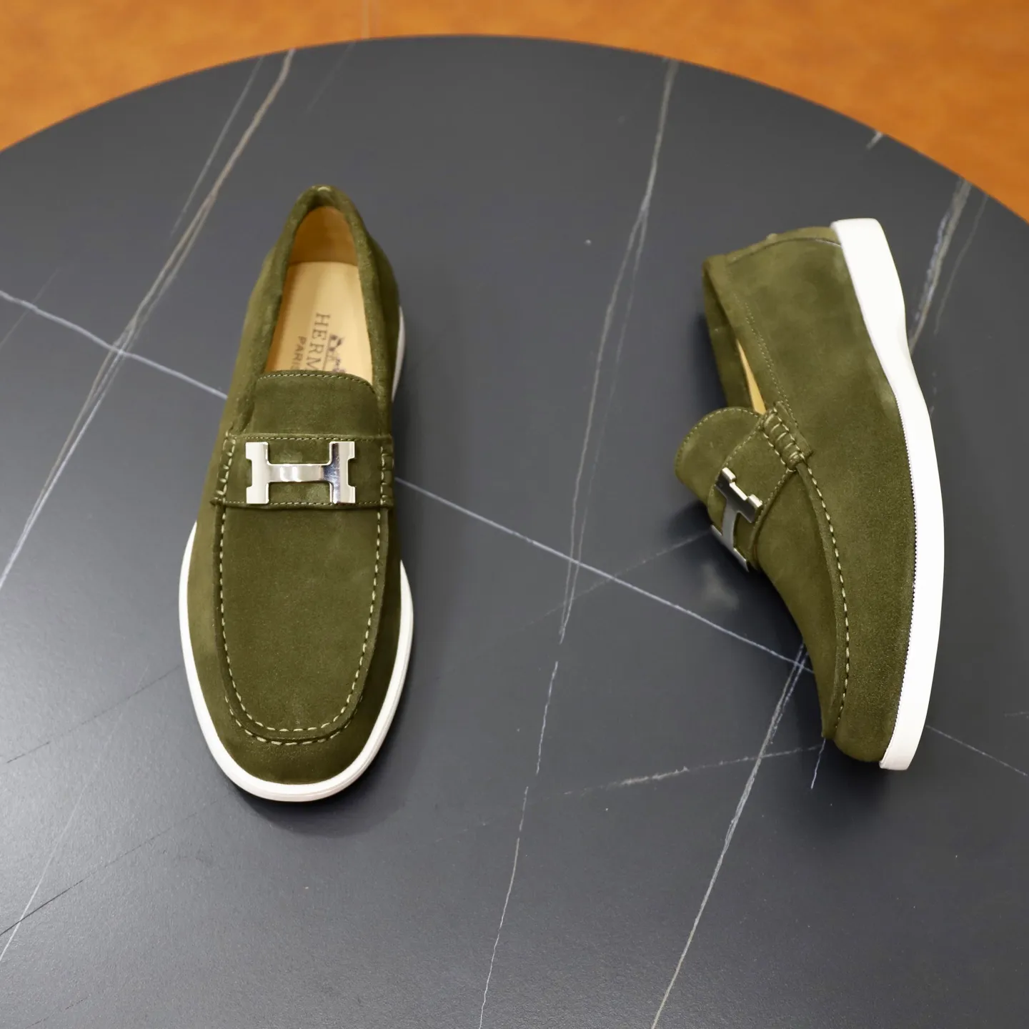 Ex-factory price: 540💰Hermès/Hermès slip-on men's shoes. This shoe is made of imported cow suede leather, with simple and smooth lines, and a 3CM rubber foam ultra-light sole combined with aerodynamic design! Youthful and fashionable, H button decoration, contrasting leather embellishment on the heel, calf lining to gently wrap your feet, with embossed logo cowhide feet, leather rock strips, casual and urban style, highlighting youthful vitality, sports and leisure version, super versatile Size number: 38-39-40-41-42-43-44 Standard leather shoe size (45 can be customized but does not support returns)